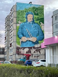 Фото  Екатерины Кибец В Новочебоксарске продолжается работа над муралом с портретом Вячеслава Винокурова 9 мая День Победы мурал 