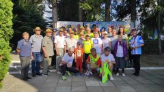 На фоне баннера велодвиженияКосмические веломили Чувашии велопробег Велодвижение «Солнце на Спицах» 