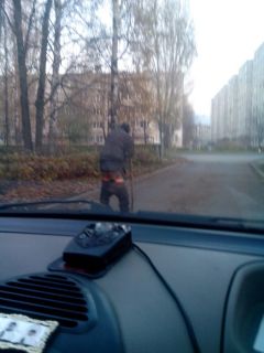 Неизвестный мужчина со спущенными штанами. Фото Сергея Филиппова (ВК) Пользователи соцсетей утверждают, что по Новочебоксарску гуляет мужчина со спущенными штанами социальные сети 