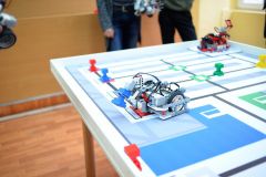 Роботы автономны - выполняют задачи без участия человека, по заложенным в них программамШкольники учат роботов играть в футбол Цифровая Чувашия робототехника 