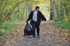 В каждом деле важен личный пример.  Фото с nowch.cap.ru.Всем городом — против мусора! Всем городом - против мусора 