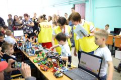 В рамках регионального робототехнического фестиваля состоялся конкурс по образовательной робототехнике «RoboJunior». Участие в нем приняли младшие школьники и дошколята. Школьники учат роботов играть в футбол Цифровая Чувашия робототехника 