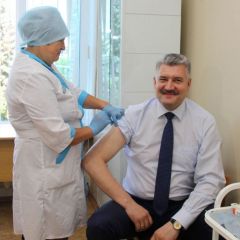 Министр здравоохранения Чувашии Владимир Викторов одним из первых сделал прививку от гриппа.  Фото Минздрава ЧРГрипп обещает вернуться грипп 