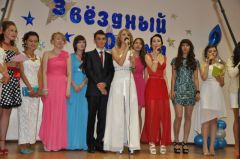 Vypuskniki_dvienadtsatoi.jpgВ Новочебоксарске 696 юношей и девушек закончили школу в этом году Выпускной в школе 