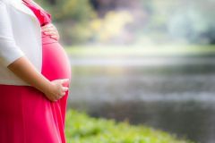 БеременнаяСемьи и беременные женщины с низким доходом могут подать заявления на ежемесячные пособия с 1 июля Меры господдержки 