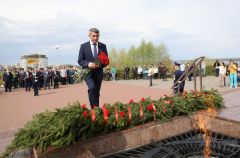 Олег НиколаевОлег Николаев возложил цветы к монументу Воинской Славы День Победы 