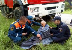 Бабушку удалось спасти. Фото: МВД по ЧРВ Мариинско-Посадском районе спасли бабушку, которая два дня провела в лесу без еды и воды розыск людей 