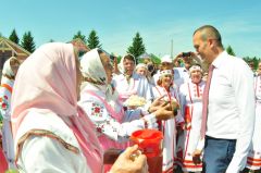 Михаила Игнатьева приветствовали традиционными блюдамиКрасноармейский район, ставший центром проведения Дня Республики, отметил главный национальный праздник День Республики 
