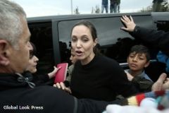 Анджелина Джоли попала в больницу из-за проблем с весом