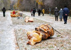 Работа неизвестных вандалов. Фото Александра СидороваКак Новочебоксарск  удар стихии пережил ледяной дождь 