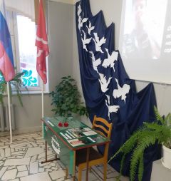 Парта герояВ шумерлинской школе № 3 открыли "Парту героя" в память о выпускнике, погибшем в ходе СВО Парта героя 