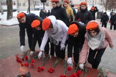 В честь 77-летия снятия блокады Ленинграда новочебоксарцы возложили цветы к Вечному огню блокада Ленинграда 