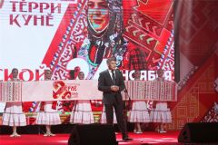Глава Чувашии Олег Николаев: “Наша вышивка имеет для народа большое значение. И мы должны сохранить ту школу вышивки, которая есть сегодня, наполнять ее и расширять, чтобы как можно больше людей познакомились с нашей культурой”.Национальное достояние во всей красе День чувашской вышивки 