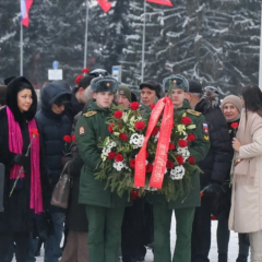Фото из личного архива Владимира ЖивоваПредставители Чувашского культурного общества Санкт-Петербурга возложили цветы на Пискаревском кладбище память павших 