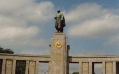 Осквернен памятник Советскому воину-освободителю в Берлине День Победы Памятники оскорбление 