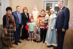 Владимир Викторов и Ольга Чепрасова поздравили многодетную семью с наступающим Новым годом Новый год - 2020 