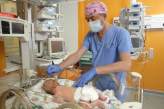 В Чувашии врачи провели уникальную операцию недоношенной девочке