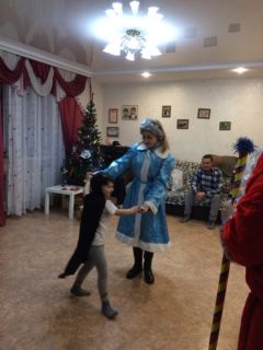 Дедушка Мороз со Снегурочкой поздравили детей-сирот с наступающим Новым годом Новый год-2018 