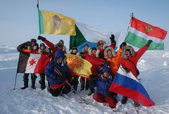 Участники экспедиции “На лыжах — к Северному полюсу!”  2011 года. Фото http://www.shparo.ruГотовятся к походу  на Северный полюс На лыжах — к Северному полюсу 
