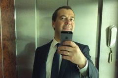 miedviediev_sielfi.jpgСелфи Дмитрия Медведева в лифте собрал 400 тысяч подписчиков  селфи Дмитрий Медведев 