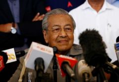 Глава правительства Малайзии Махатхир Мохамад Чиновникам дарить только цветы и еду Зона коррупции 