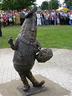 Памятник огурцу в городе Шклове Могилевской области.  Фото с сайта www.tut.byРазыскивается...  идея Мозговой штурм Новочебоксарску-55 