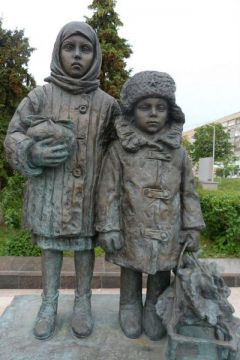 На верхнем фото — памятник детям войны в Ульяновске и его фрагмент.Такие разные судьбы Дети войны 