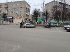 В Новочебоксарске около остановки "Магазин "Каблучок" столкнулись два автомобиля