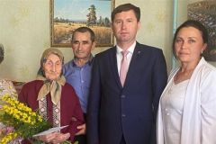Поздравление со 100-летиемТруженица тыла, жительница Мариинского Посада Анна Рыбакова отметила 100-летний юбилей Труженики тыла 