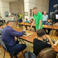 Фото пресс-службы администрации НовочебоксарскаВ Новочебоксарске прошел сеанс одновременной игры по шахматам шахматы 