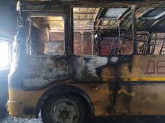 Фото МЧС Чувашии.В Чувашии школьный автобус сгорел в гараже  пожар 