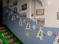 Таких веселых снеговиков развесила на стенах семья Михайловых. Фото автораНовогодний подъезд-2022: присоединяйтесь! инициатива 