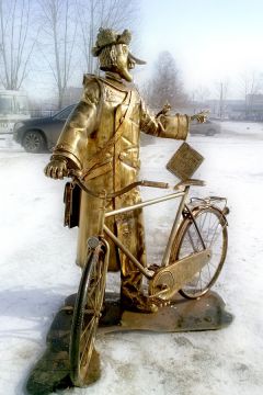 Фото: Дядя Сега, forum.na-svyazi.ruЦивильский почтальон Печкин читает «Нарспи»  скульптура Печкин 