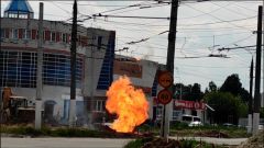 В Чебоксарах на Гражданской повредили газопровод, огонь бьет из-под земли