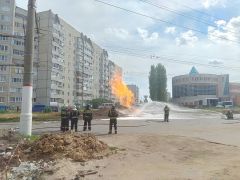 В Чебоксарах на Гражданской повредили газопровод, огонь бьет из-под земли