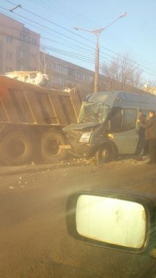 262-я маршрутка врезалась в КамАЗ в Чебоксарах маршрутка ДТП 