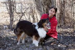 Лада Демиденко с псом Даней, из которого получился бы отличный охранник, а пока он уже два года живет в приюте.Жизнь приютная приют для собак 
