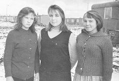  В 1965 году три подруги возле вагончика (слева направо): Тамара Шиганова (в девичестве Иванова), Зоя Бобкина (Отрыванова) и Зоя Мисюра (Михайлова). Фото из архива З.МисюрыШестидесятые романтичные Новочебоксарску — 56! 