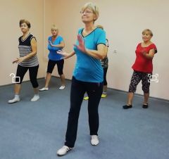 Волонтеры новочебоксарской школы № 9 начали обучать танцам пожилых 2018 - Год волонтера 