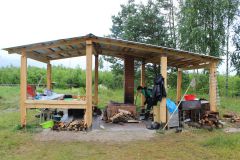 В лагере в этом году соорудили летнюю кухню с печкой.В лес за наукой Школа дикой природы 