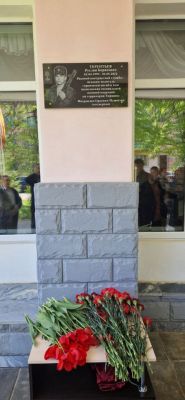 Мемориальная доска в честь героя, отдавшего жизнь за Родину.Руслан, мы тебя помним Zа Россию! 