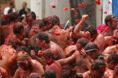 tomatina.jpgВ Испании — Битва томатов, а в Чебоксарах пройдет Фестиваль красок фестиваль красок 
