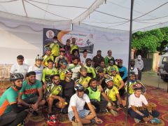 Велосипедисты на первом старте.Велопробег Независимости Индии. Репортаж с веломероприятия в г. Джамму велопробег 