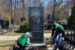 ВолонтерыВолонтеры Чувашии приводят в порядок могилы Героев Советского Союза волонтеры 