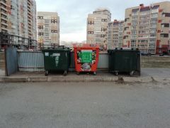 Вот такие контейнеры для раздельного сбора мусора появились в "Спутнике". Это первые шаги по переходу  к раздельному сбору отходов в рамках национального проекта "Экология".  Фото автораПросто разделяй! Среда обитания 