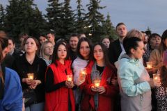 "Свеча памяти"Члены ОНФ зажгли "свечи памяти" в чебоксарском парке Победы свеча памяти 