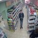 Сотрудники полиции устанавливают личность молодого человека, подозреваемого в магазинной краже в Чебоксарах