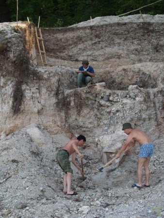 Начало раскопок... Фото с сайта чувашского национального музея.