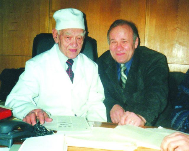 Академик, хирург-кардиолог Федор Углов  и Виталий Кутепов накануне 100-летнего юбилея Углова в его рабочем кабинете.
