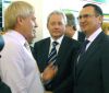 У стенда ЗАО “НПП “Спектр” В.Басаргин и Н.Федоров беседуют с его генеральным директором С.Ми­хе­евым. 